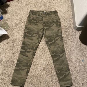 Universal Thread Camo Jeans
